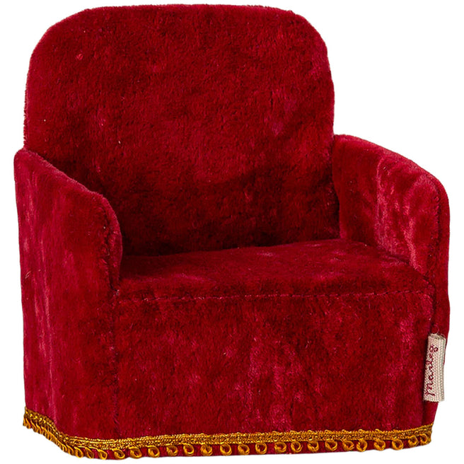 Maileg rode pluche poppenhuisstoel met gouden rand.