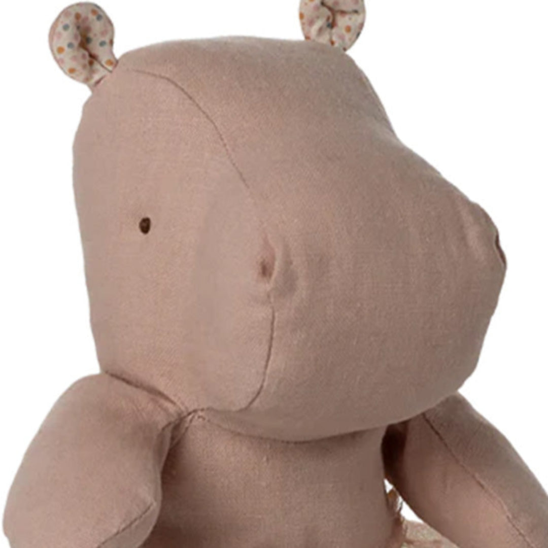 maileg safari friends nijlpaard met rokje - soft rose - 23 cm
