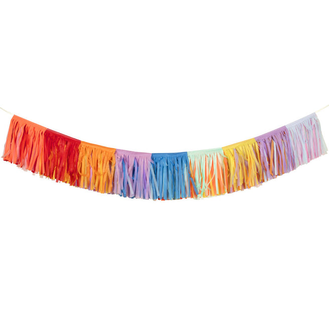 Meri Meri regenboogkleurige franjeslinger hangend in een boog.