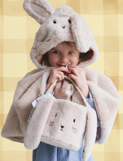 kind in konijnenoutfit met paasmandje uit Paascollectie