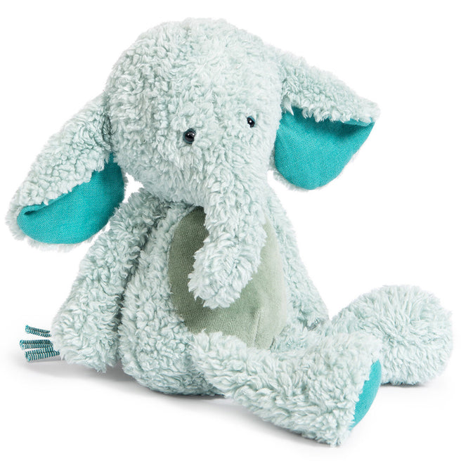 Moulin Roty pluchen knuffelolifant in lichtblauw met groene buik en teal details, zittend en schuin gefotografeerd.