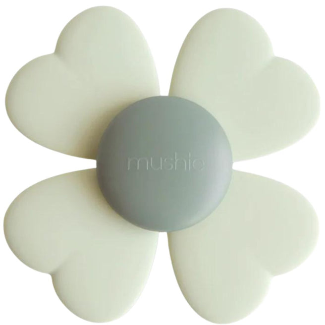 Mushie babyspeelgoed spinner met zuignap in de vorm van een beige klavertje vier.