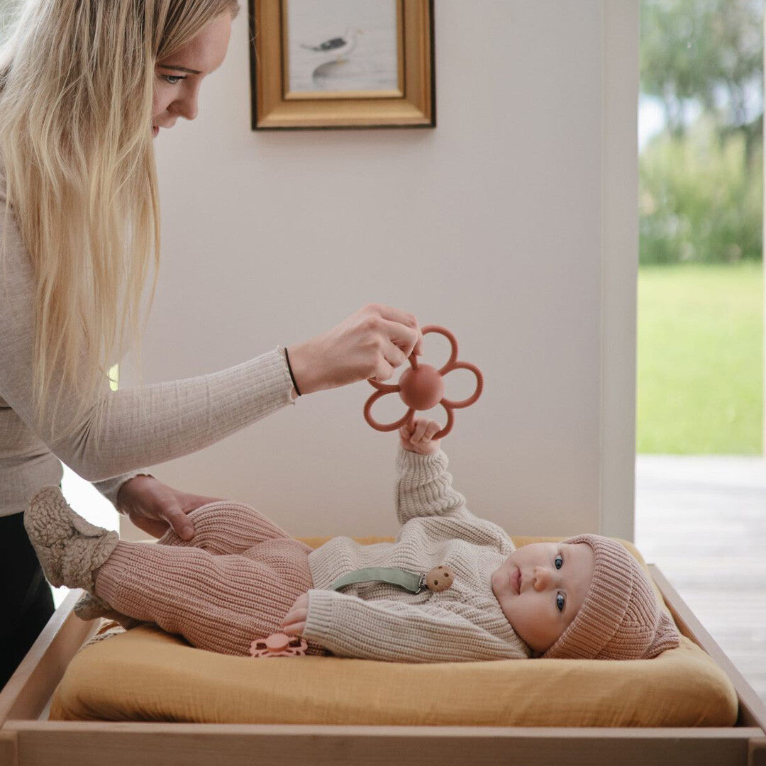 mushie bijtspeelgoed met rammelaar daisy  | 70.078.01 | 3