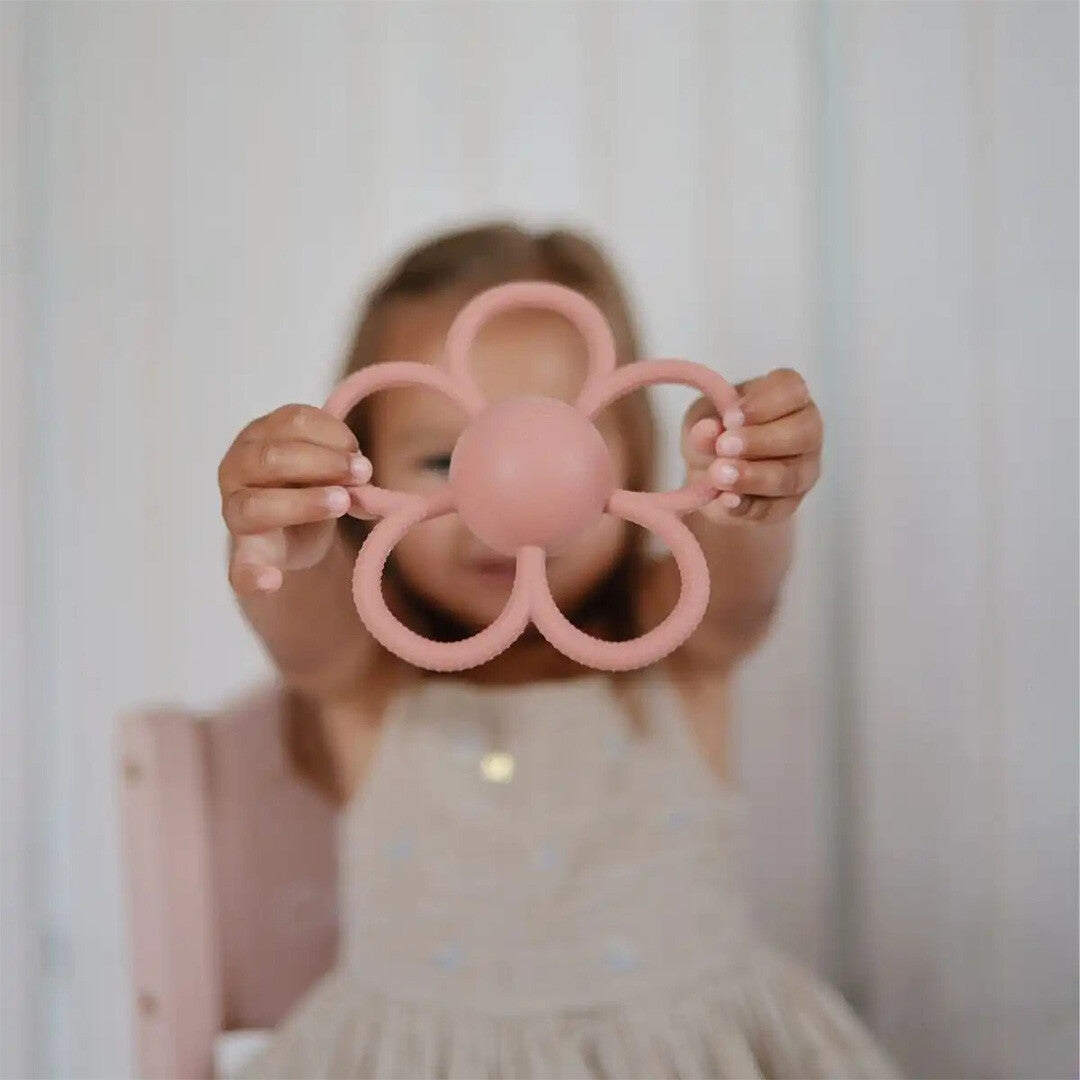 mushie bijtspeelgoed met rammelaar daisy  | 70.078.01 | 4