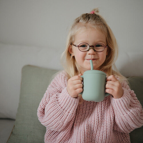 mushie siliconen kinderbeker met rietje - cambridge blue  | 70.051.03 | 1