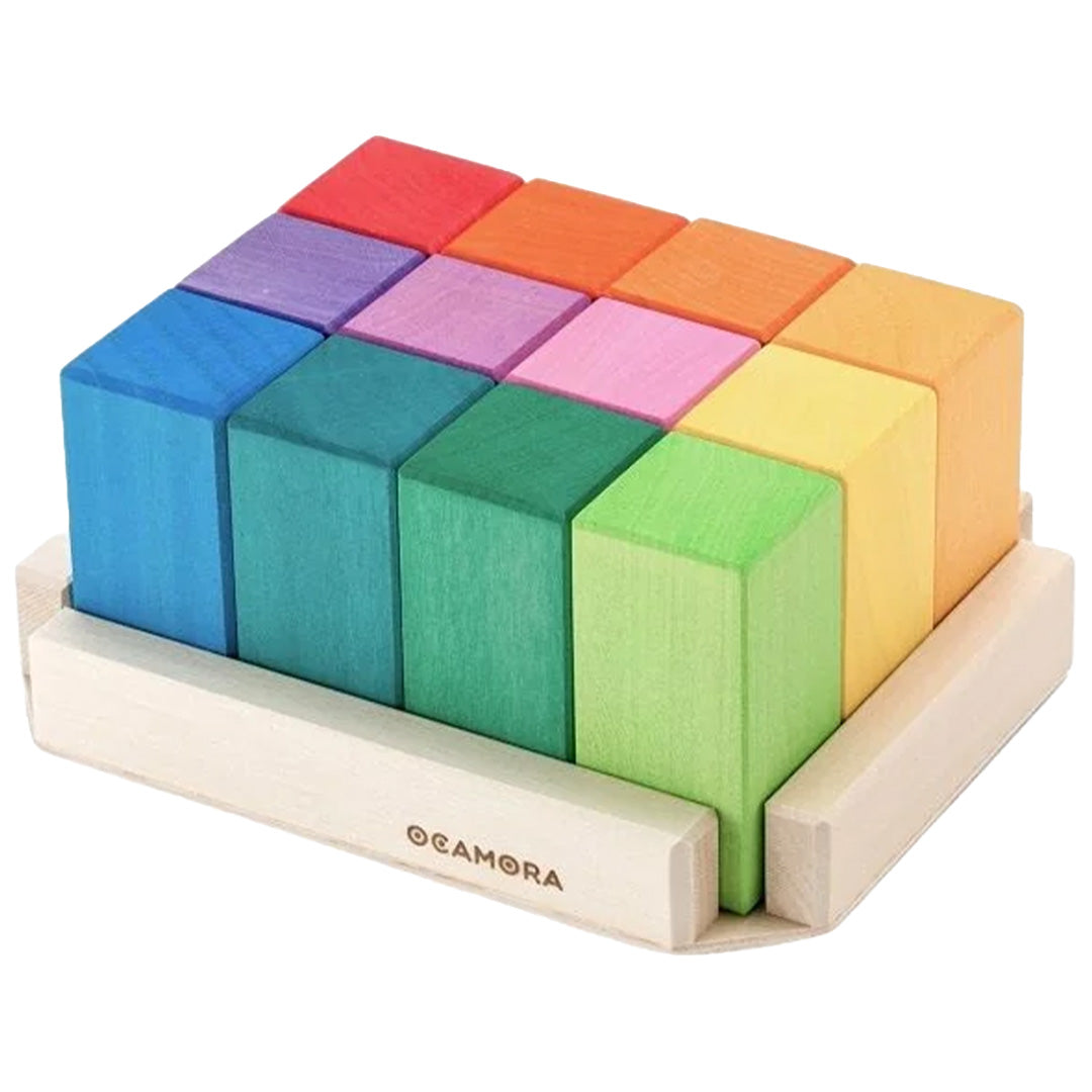 Ocamora houten bouwblokken in regenboogkleuren netjes gerangschikt in een houten bakje.