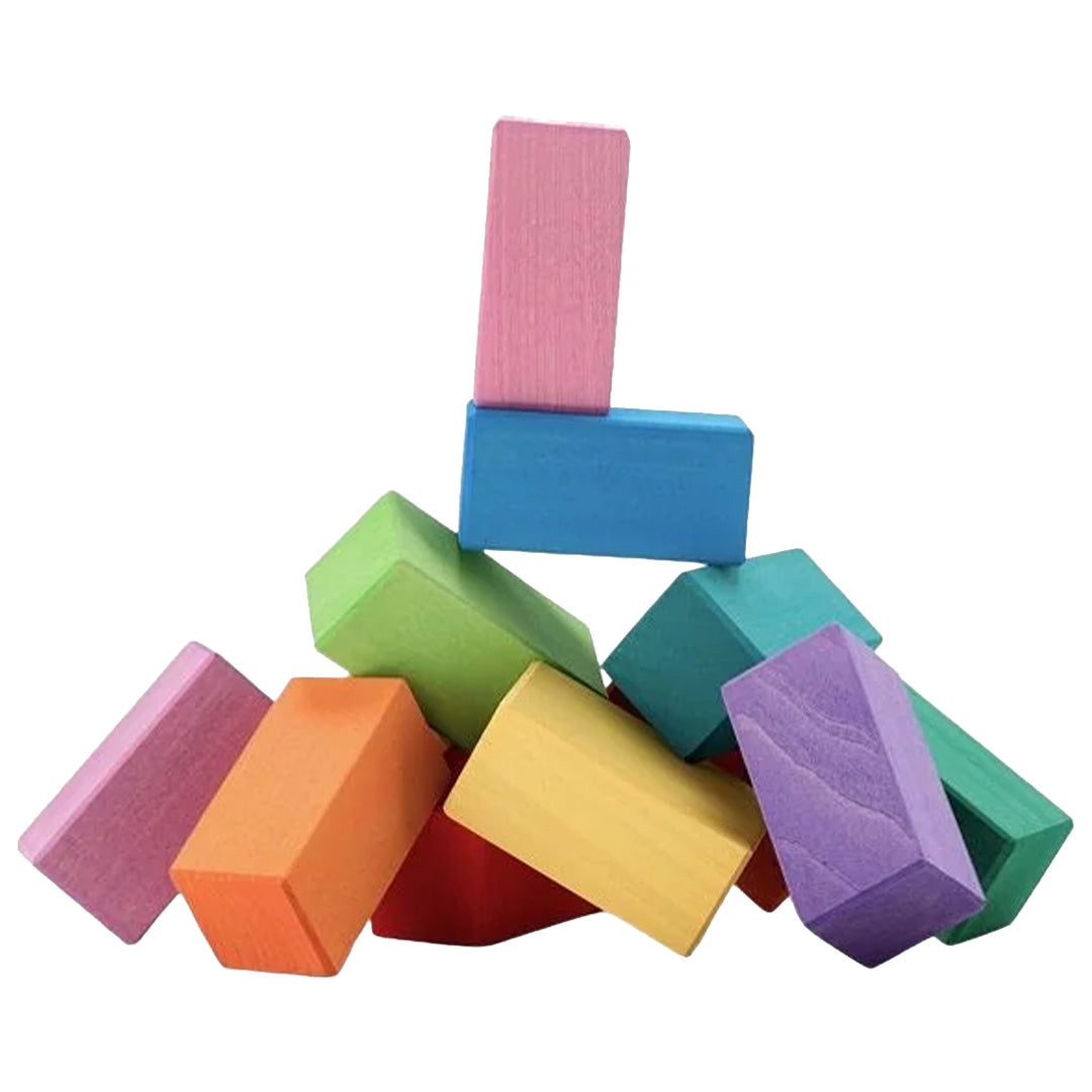 Een stapel kleurrijke rechthoekige houten bouwblokken.