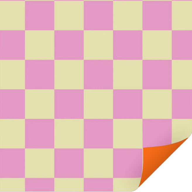 ole inpakpapier met een geruit patroon in vanille en violet, met een opgerolde oranje hoek.