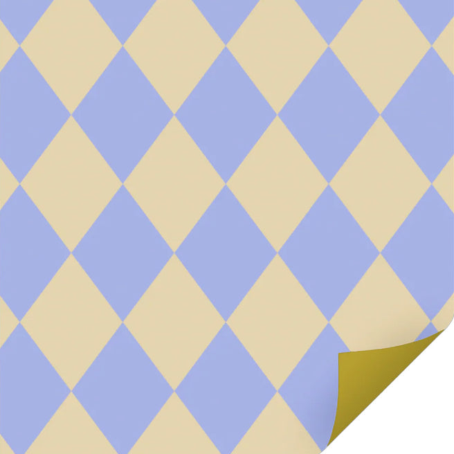 ole inpakpapier met vanille en ijsblauwe ruiten, waarvan een hoek is omgevouwen.