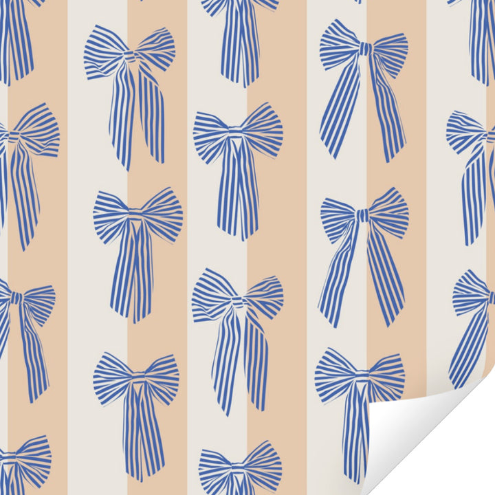 Ole inpakpapier met een patroon van blauw gestreepte strikken op een achtergrond van verticale beige en crème strepen.