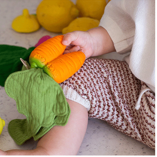oli & carol knuffeldoek en bijtspeeltje wortel cathy | L-MINDOU-CARROT | 3