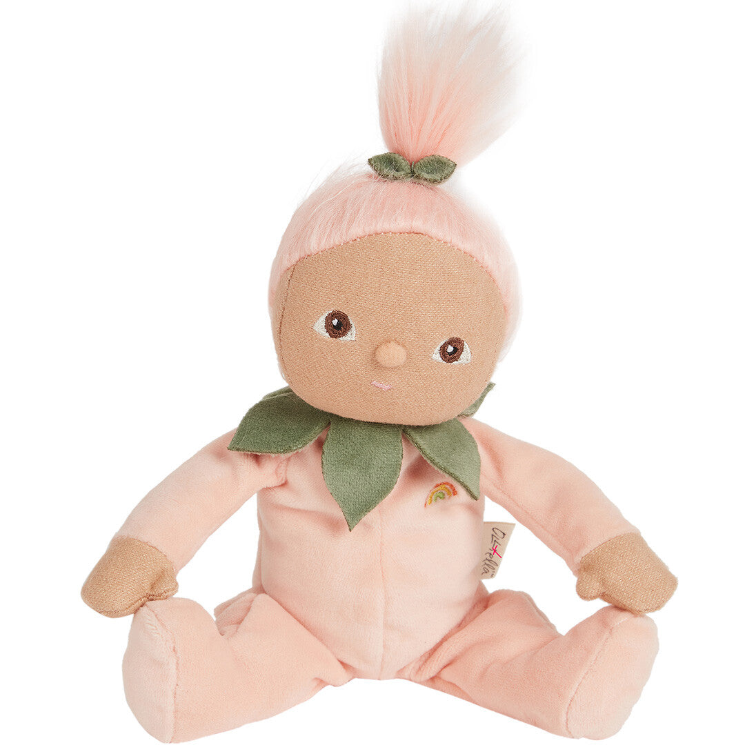 Olli Ella lappenpop Peggy Peach met roze pakje, bladerkraag en regenboogje op de borst.