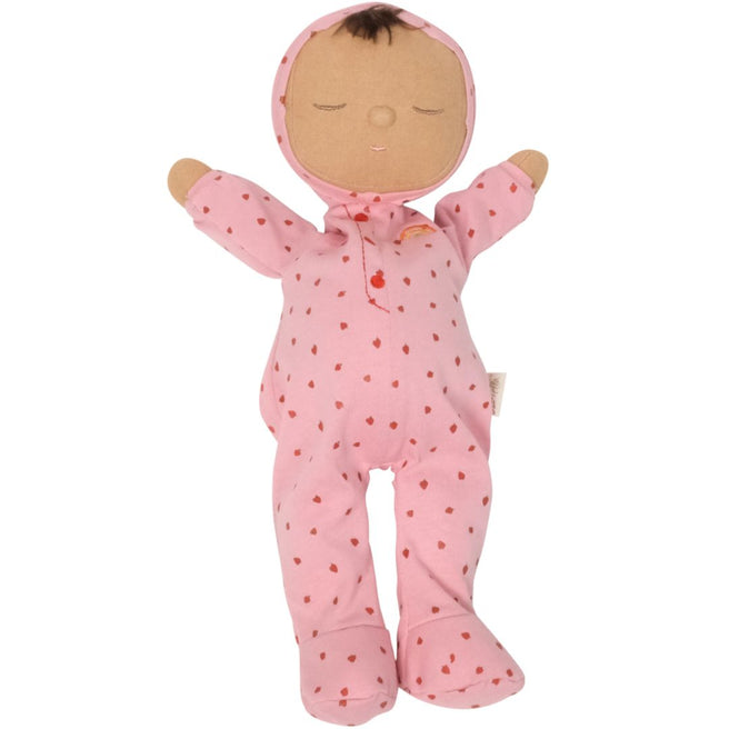 Olli Ella lappenpop Dozy Dinkum Pip met roze aardbeienprint onesie en gesloten ogen.