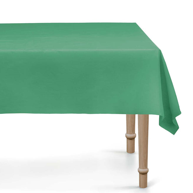 PartyDeco donkergroen plastic tafelkleed gedrapeerd over een houten tafel.