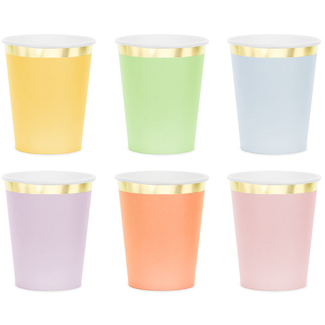 Zes partydeco pastelkleurige papieren bekers met gouden rand, in verschillende kleuren.