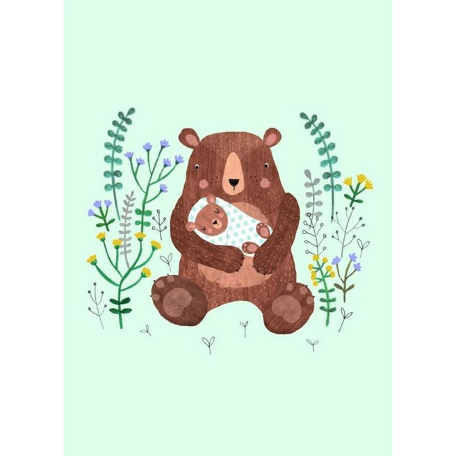 Petit Monkey ansichtkaart met een bruine moederbeer die een babybeer vasthoudt, omringd door planten en bloemen.