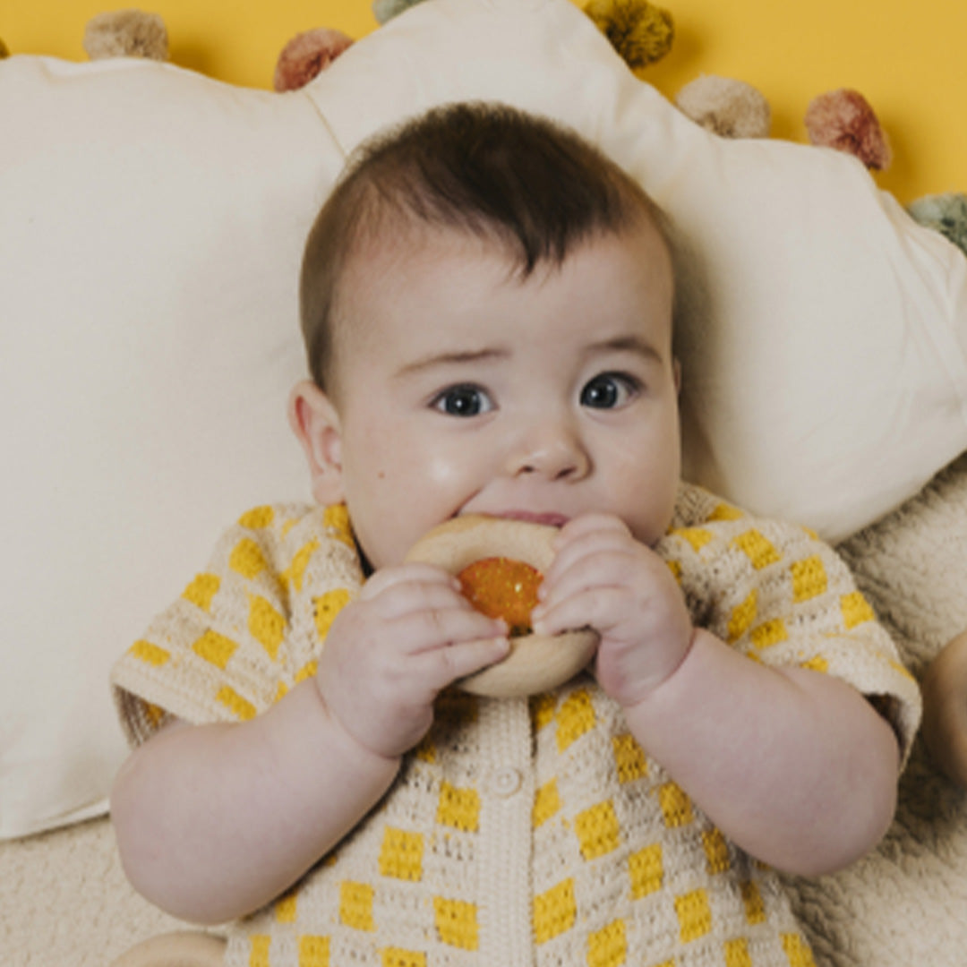 petit boum bijtring en rammelaar calm donut - orange