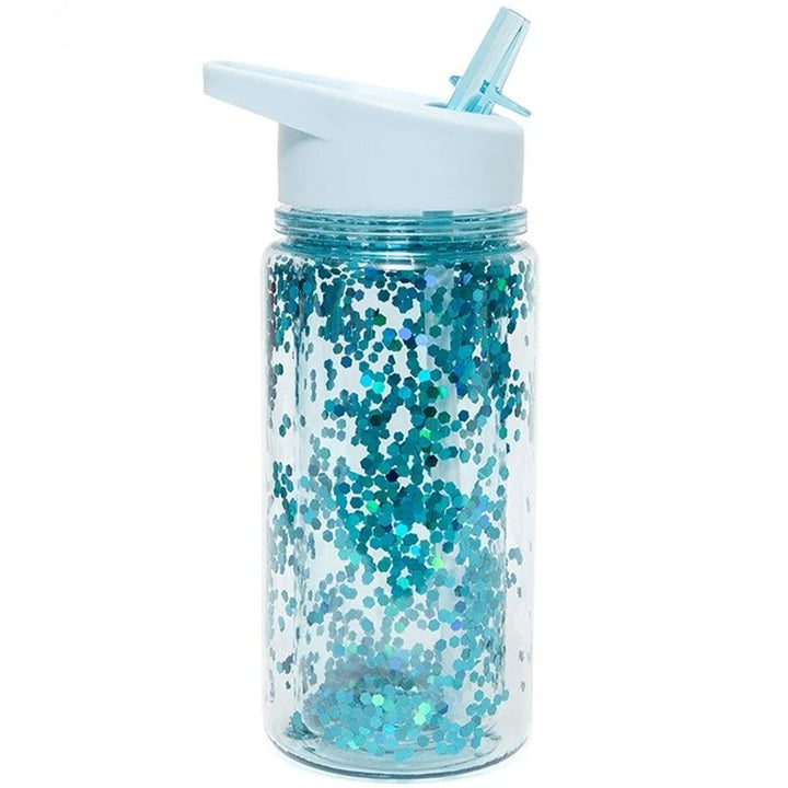 petit monkey kinder drinkfles met blauwe glitter en een lichtblauwe dop met rietje.