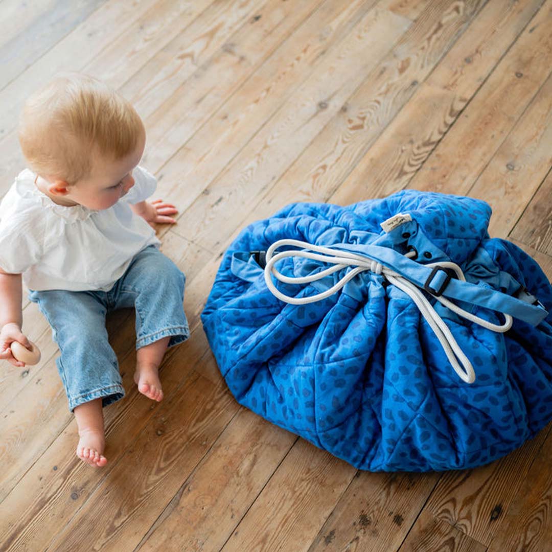 play&go baby speelkleed en draagtas noomad soft - moulin roty - puce et pilou | 4895250601598 | 2