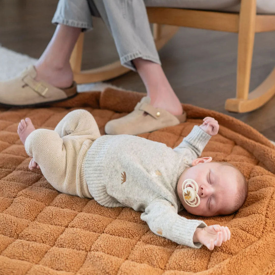 play&go babyspeelkleed en tas - brown teddy | PGNSOFBRTD1 | 2