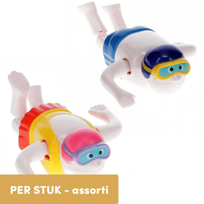 Twee Rex London opwindbare zwemmer badspeeltjes, een met gele top en rode rok, de ander met blauwe zwembroek.