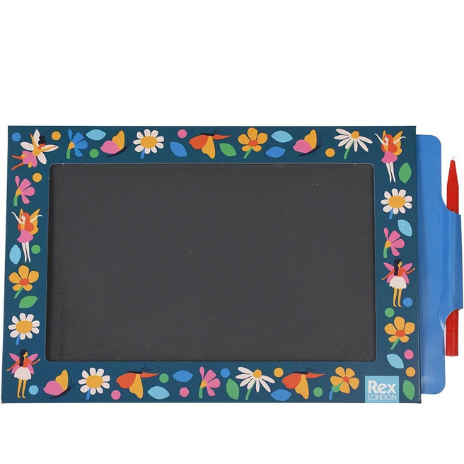 Rex London speelgoedtekentablet met een blauw frame versierd met feeën en bloemen, en een zwarte tekenondergrond.