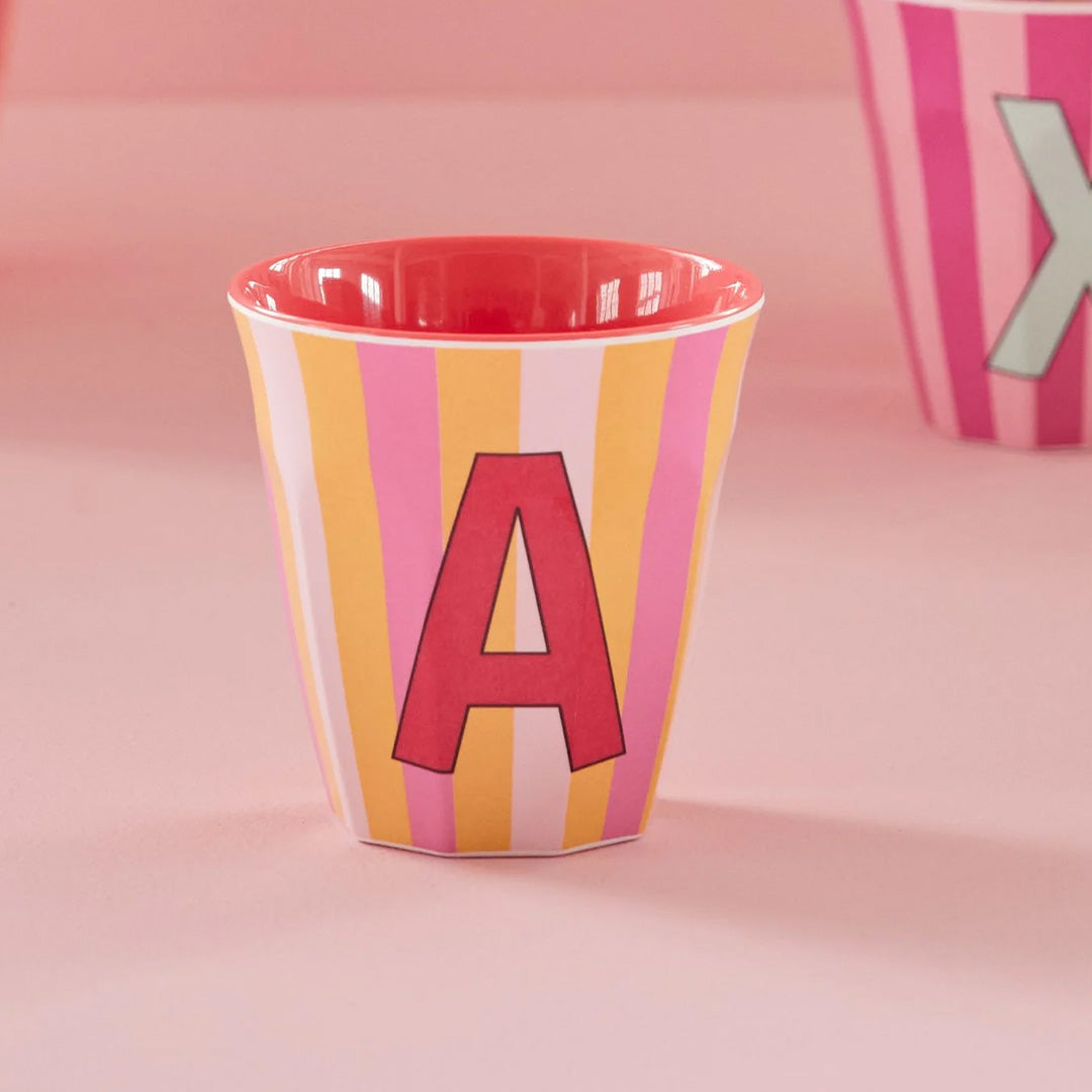 rice alfabetbeker A - streepjes - roze - 250 ml | MELCU-ALPSTRAI | 2