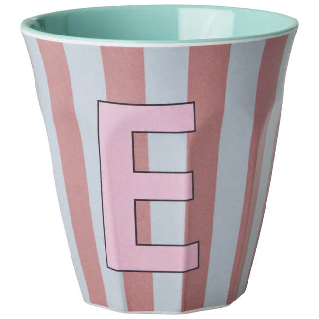 rice alfabetbeker met roze en lichtblauwe strepen en de letter E.