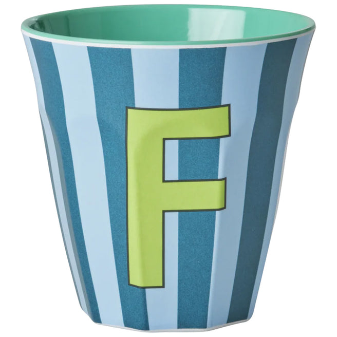 rice beker met blauw-lichtblauwe strepen en een groene letter F.