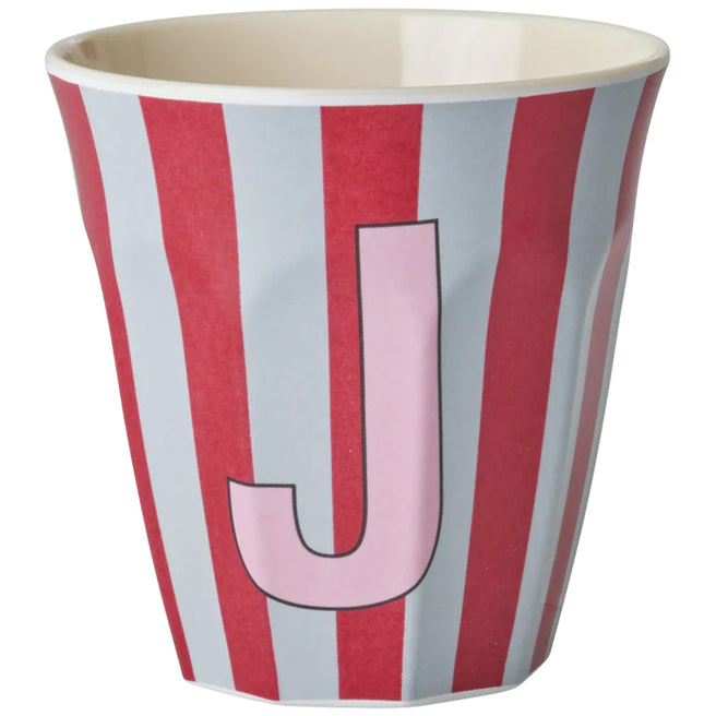 rice plastic alfabetbeker met rode en grijze strepen en de roze letter J.