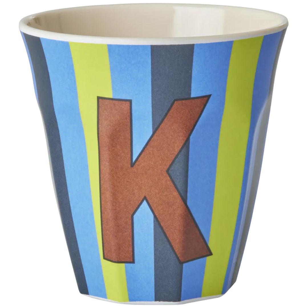 rice alfabetbeker K - streepjes - blauw - 250 ml | MELCU-ALPSTRKB | 1