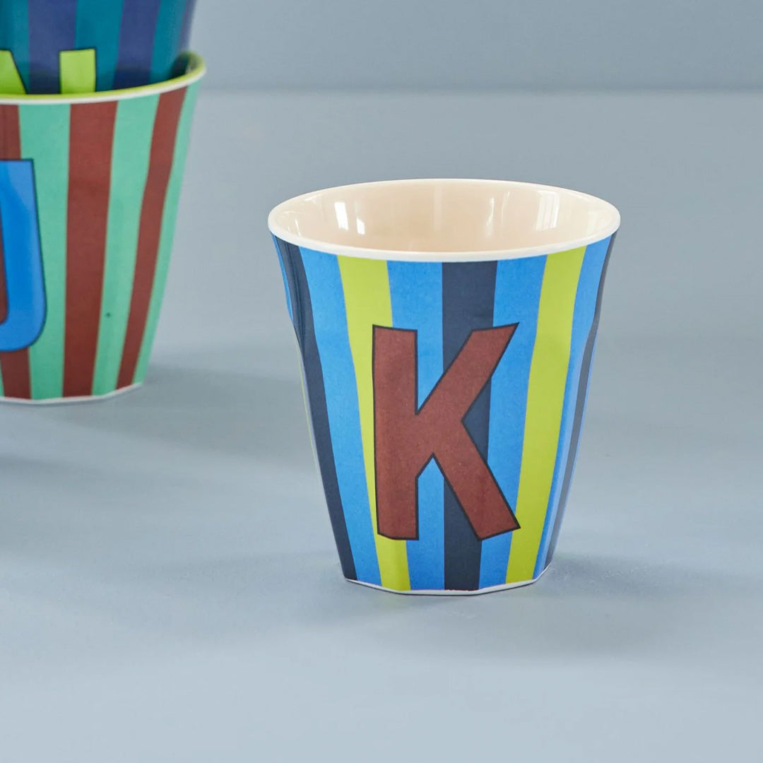 rice alfabetbeker K - streepjes - blauw - 250 ml | MELCU-ALPSTRKB | 2