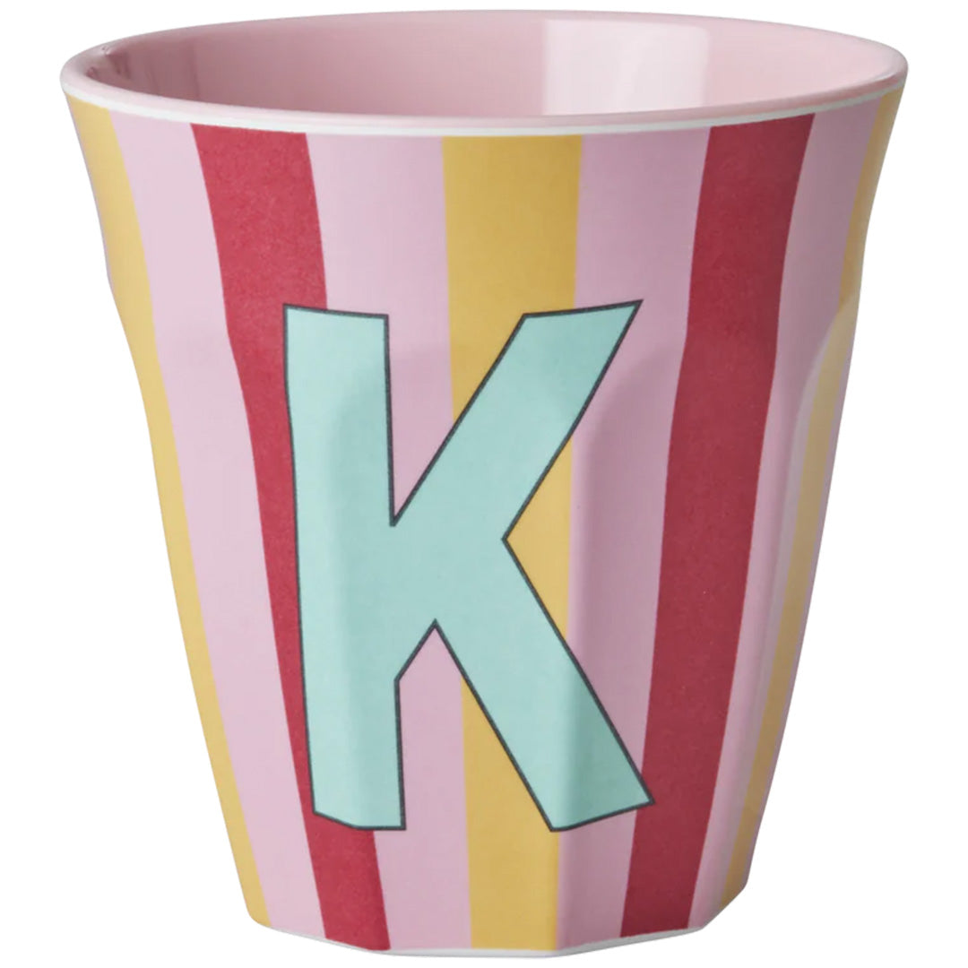 rice alfabetbeker K - streepjes - roze - 250 ml | MELCU-ALPSTRKI | 1