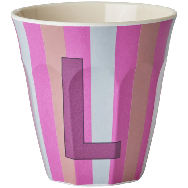 rice alfabetbeker met roze en lichte strepen en de letter L.