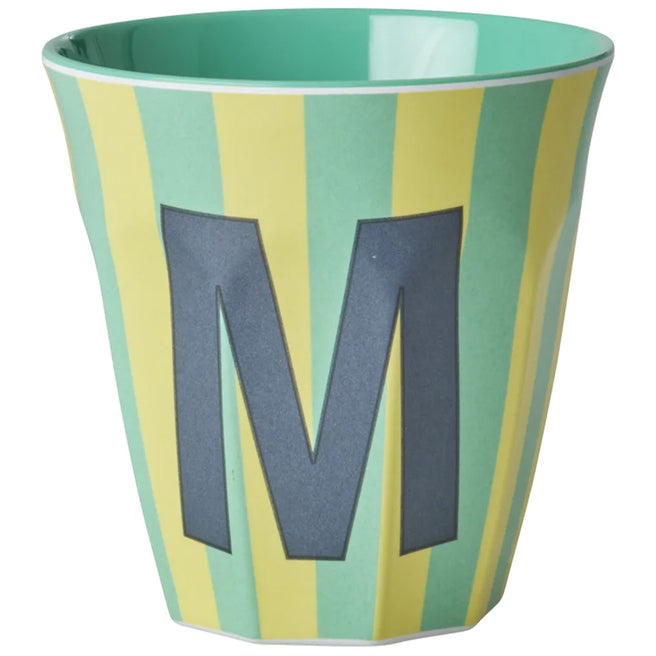 rice alfabetbeker met groene en gele strepen en de letter M.