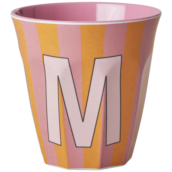 rice alfabetbeker met roze en oranje strepen en de letter M.