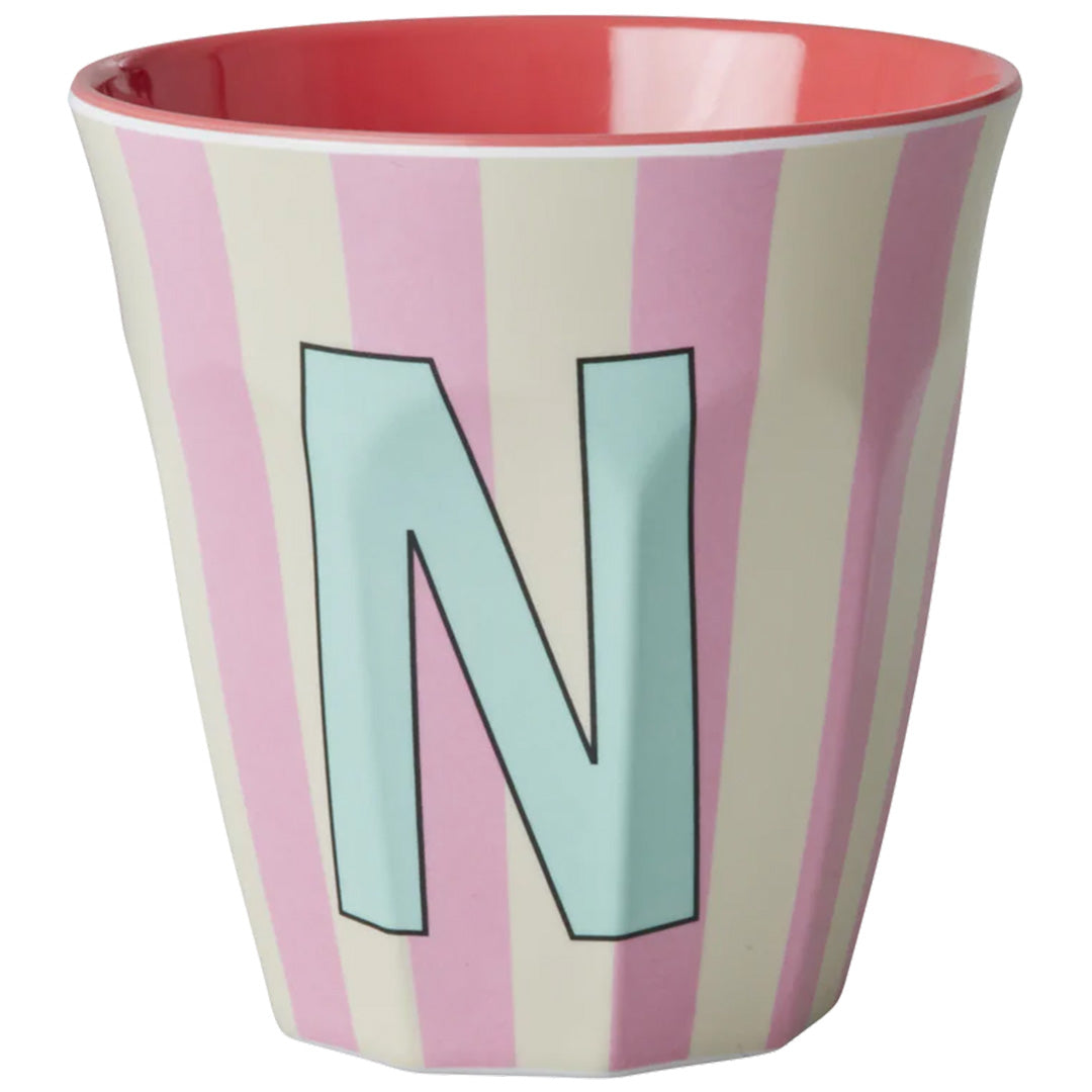rice alfabetbeker N - streepjes - roze - 250 ml | MELCU-ALPSTRNI | 1