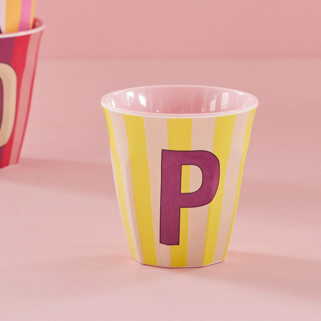 rice alfabetbeker P - streepjes - geel - 250 ml | MELCU-ALPSTRPI | 2