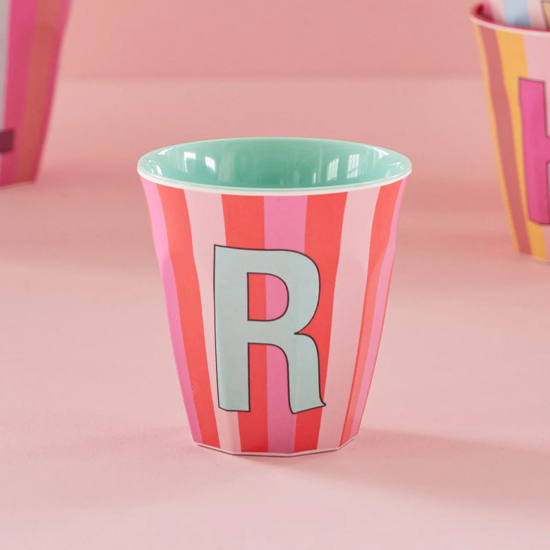 rice alfabetbeker R - streepjes - roze - 250 ml | MELCU-ALPSTRRI | 2