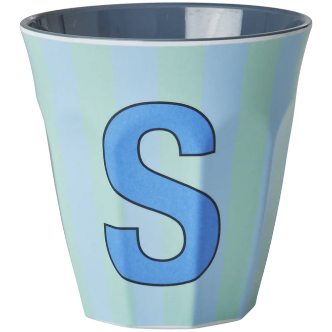 rice plastic alfabetbeker met blauw-groene strepen en de letter S.