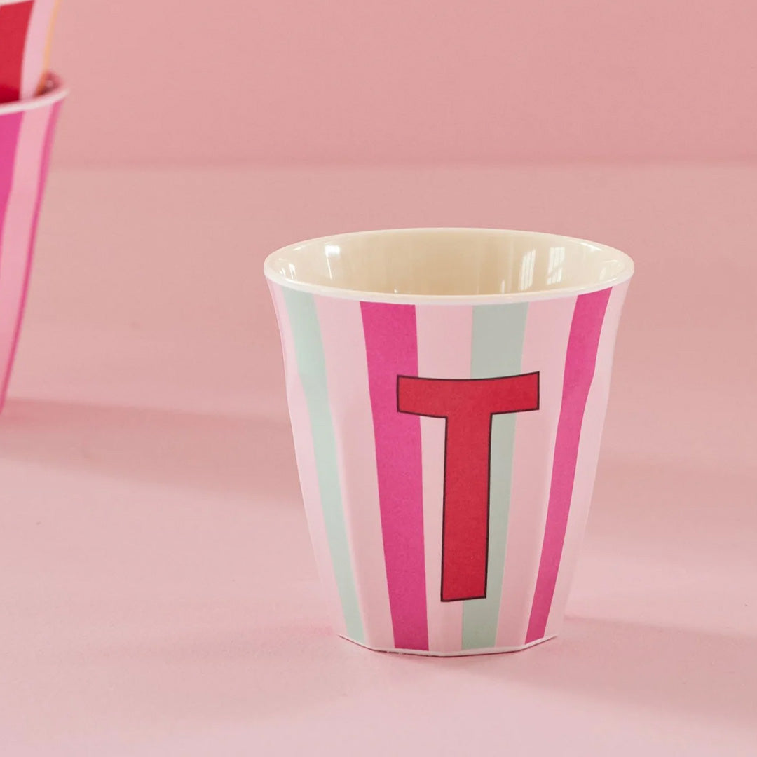 rice alfabetbeker T - streepjes - roze - 250 ml | MELCU-ALPSTRTI | 2