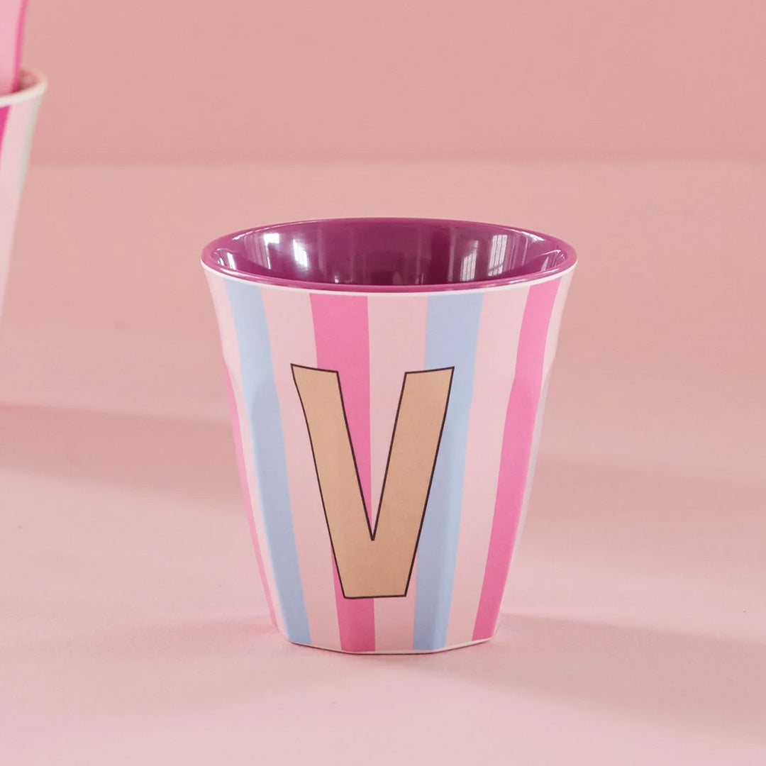 rice alfabetbeker V - streepjes - roze - 250 ml | MELCU-ALPSTRVI | 2