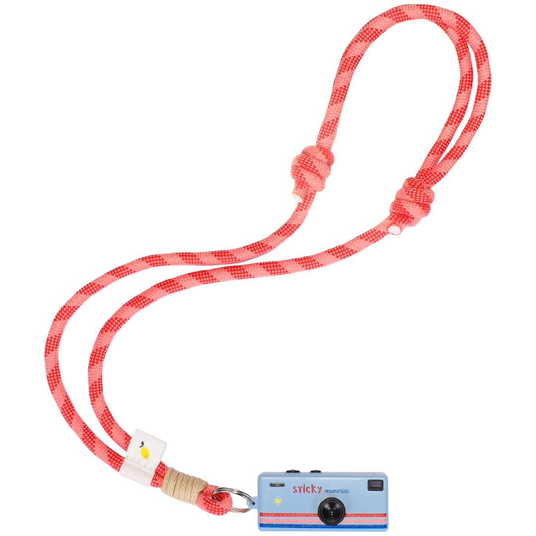 Sticky Lemon mini kindercamera met een roze draagkoord tegen een witte achtergrond.