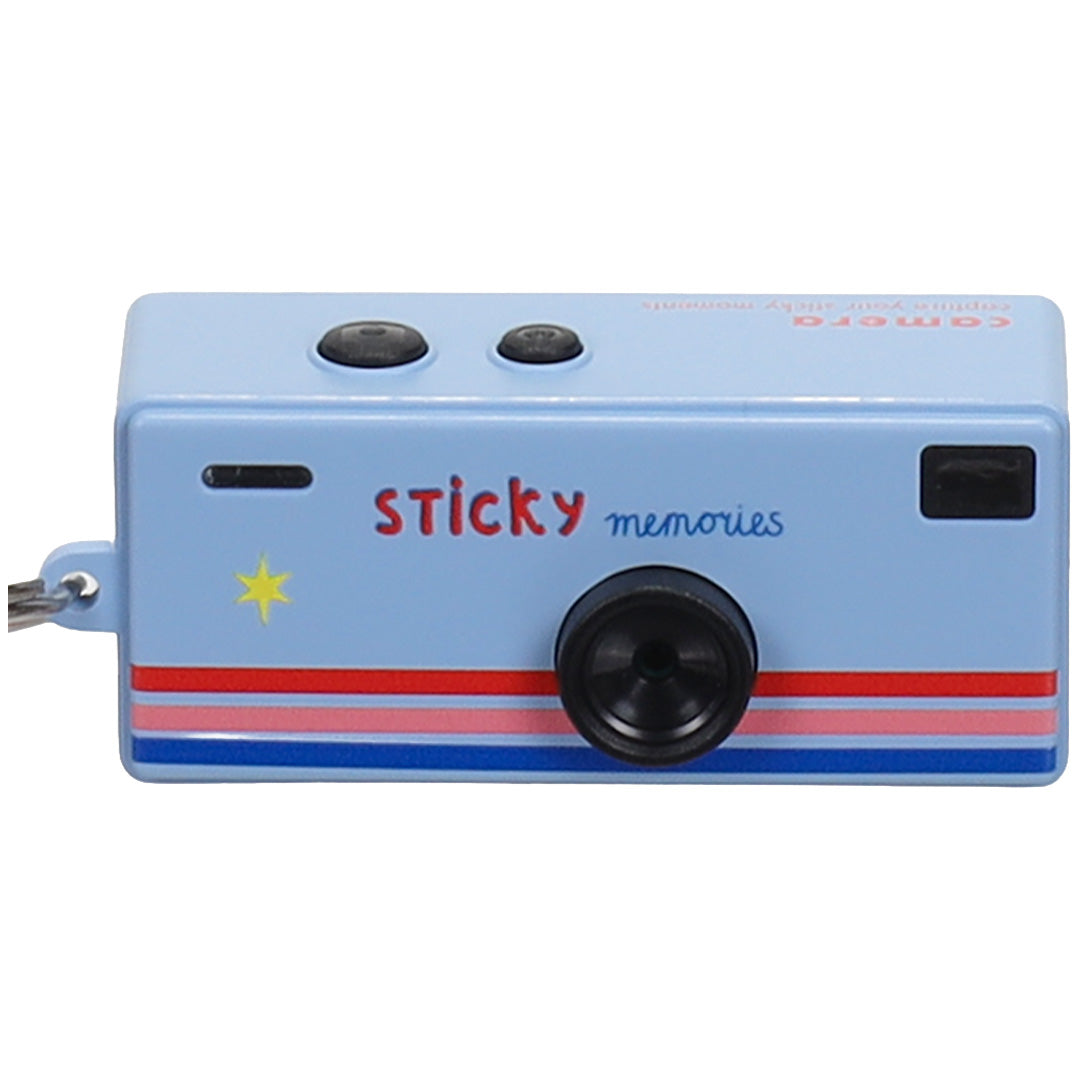 Schuine detailopname van de blauwe Sticky Lemon mini kindercamera.