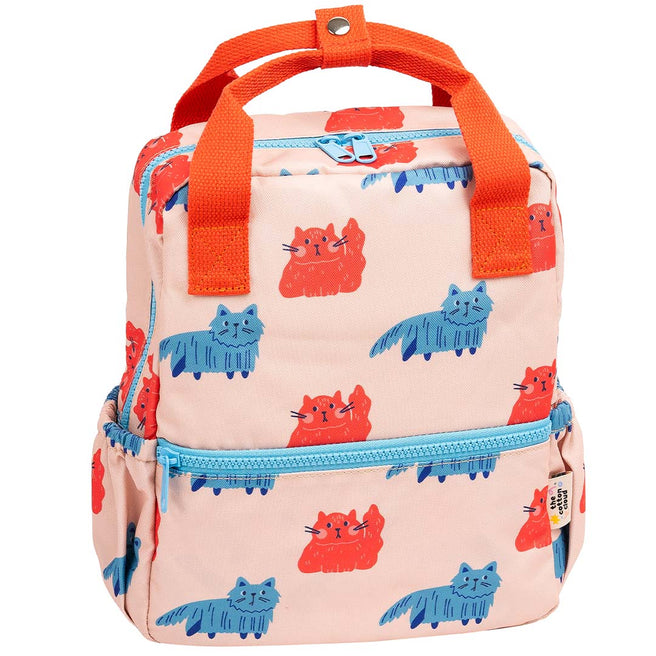 De the cotton cloud kleuterrugzak met roze, rode en blauwe kattenprint en oranje handvatten.