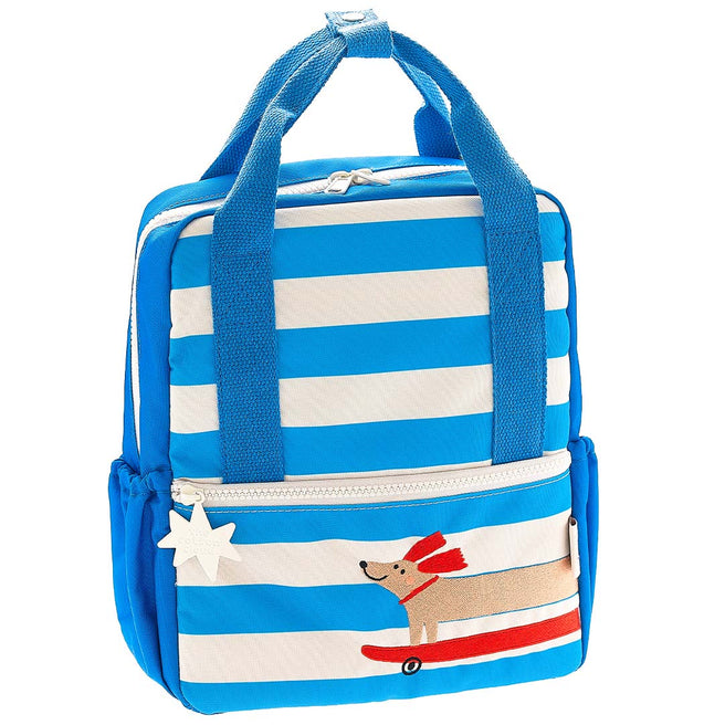 The Cotton Cloud kleuterrugzak met blauw-witte strepen en een hond op een skateboard.