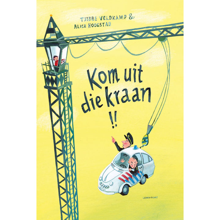 Lemniscaat kinderboek 'Kom uit die kraan!' met een illustratie van een politieauto en een kraan op een gele achtergrond.