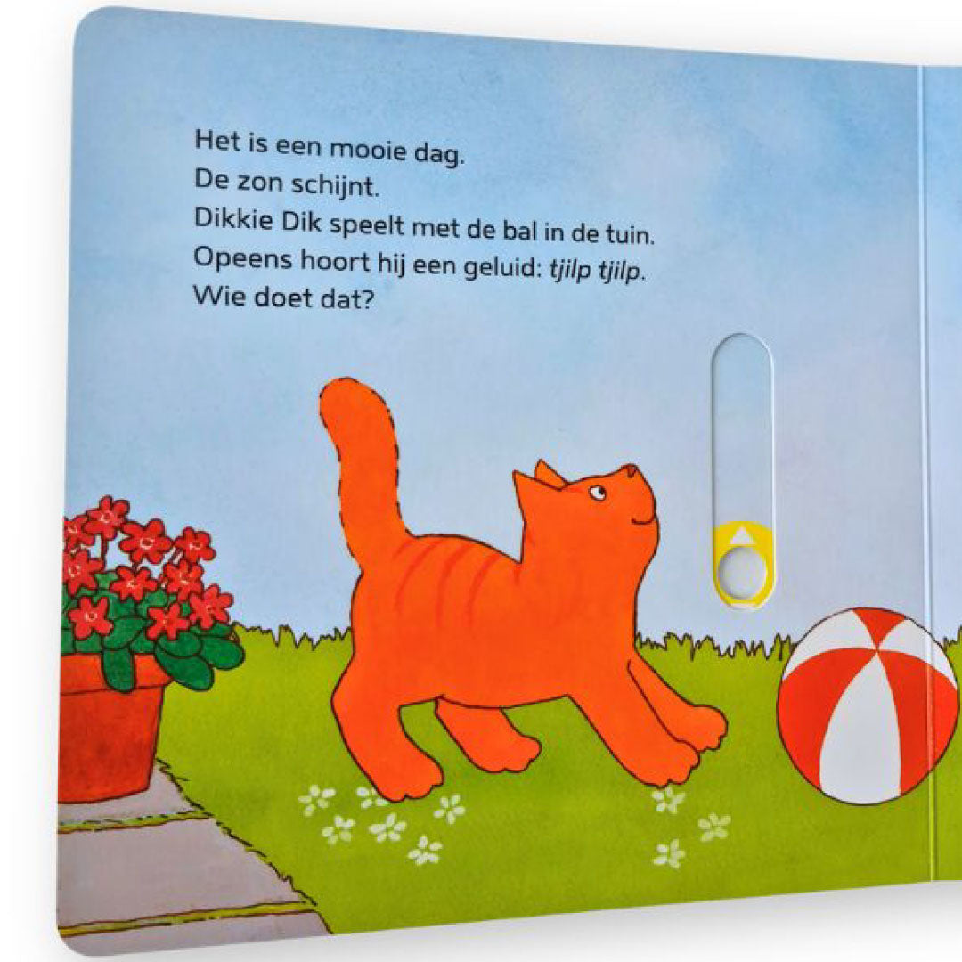 Een open pagina van het Dikkie Dik kartonboek met de kat, een bal en een schuifmechanisme.