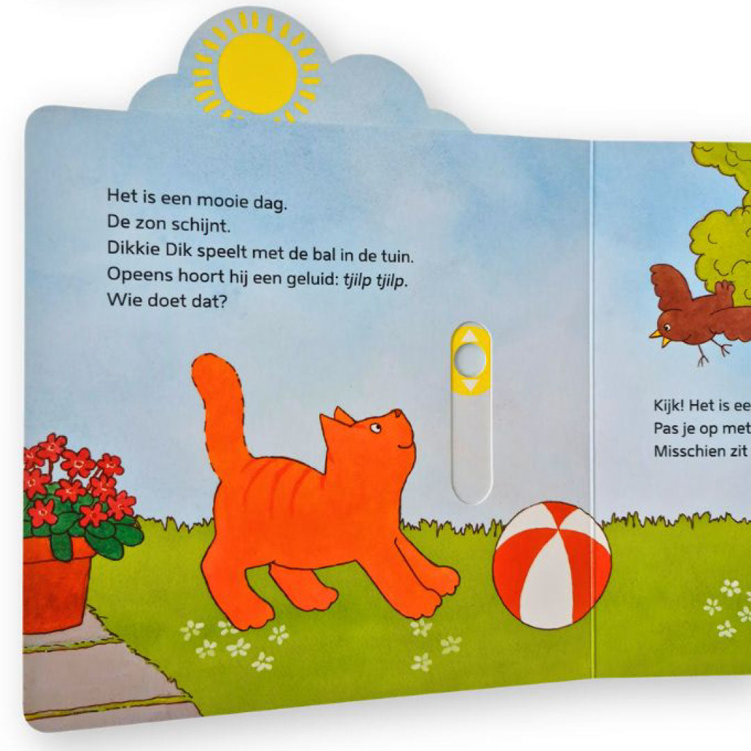 Een open pagina van het Dikkie Dik kartonboek met de kat, een bal en een schuifmechanisme dat de zon onthult.