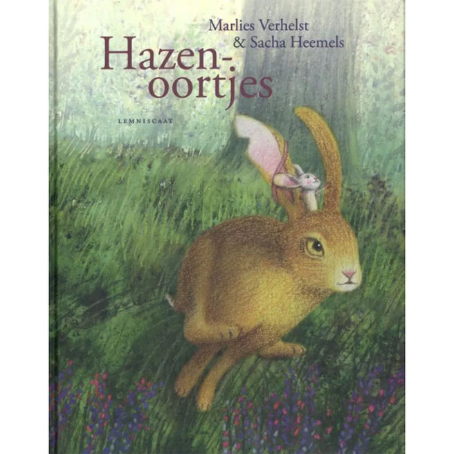 De voorkant van het Lemniscaat kinderboek Hazen-oortjes met een rennende haas en een muis op zijn oor.